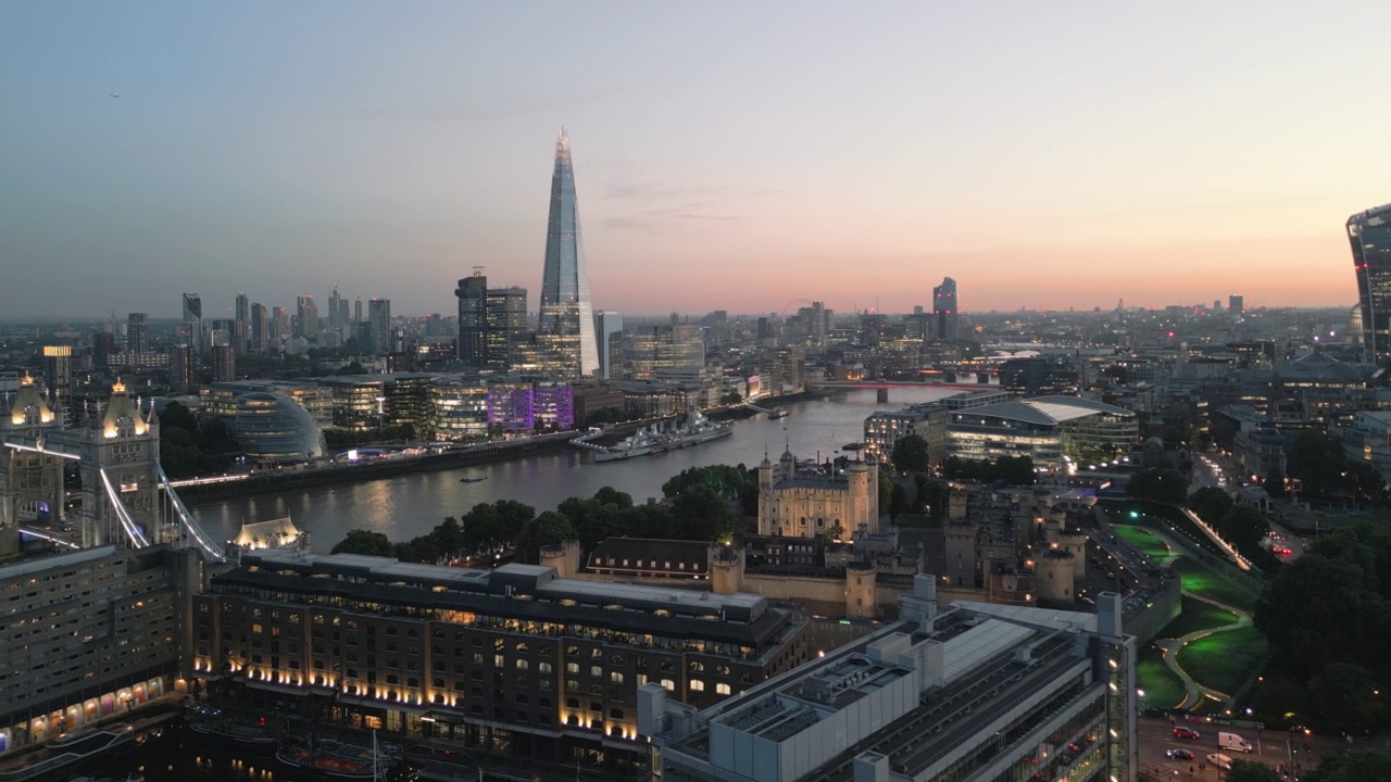 伦敦塔桥、泰晤士河、碎片大厦和伦敦塔的全景(左图)视频素材