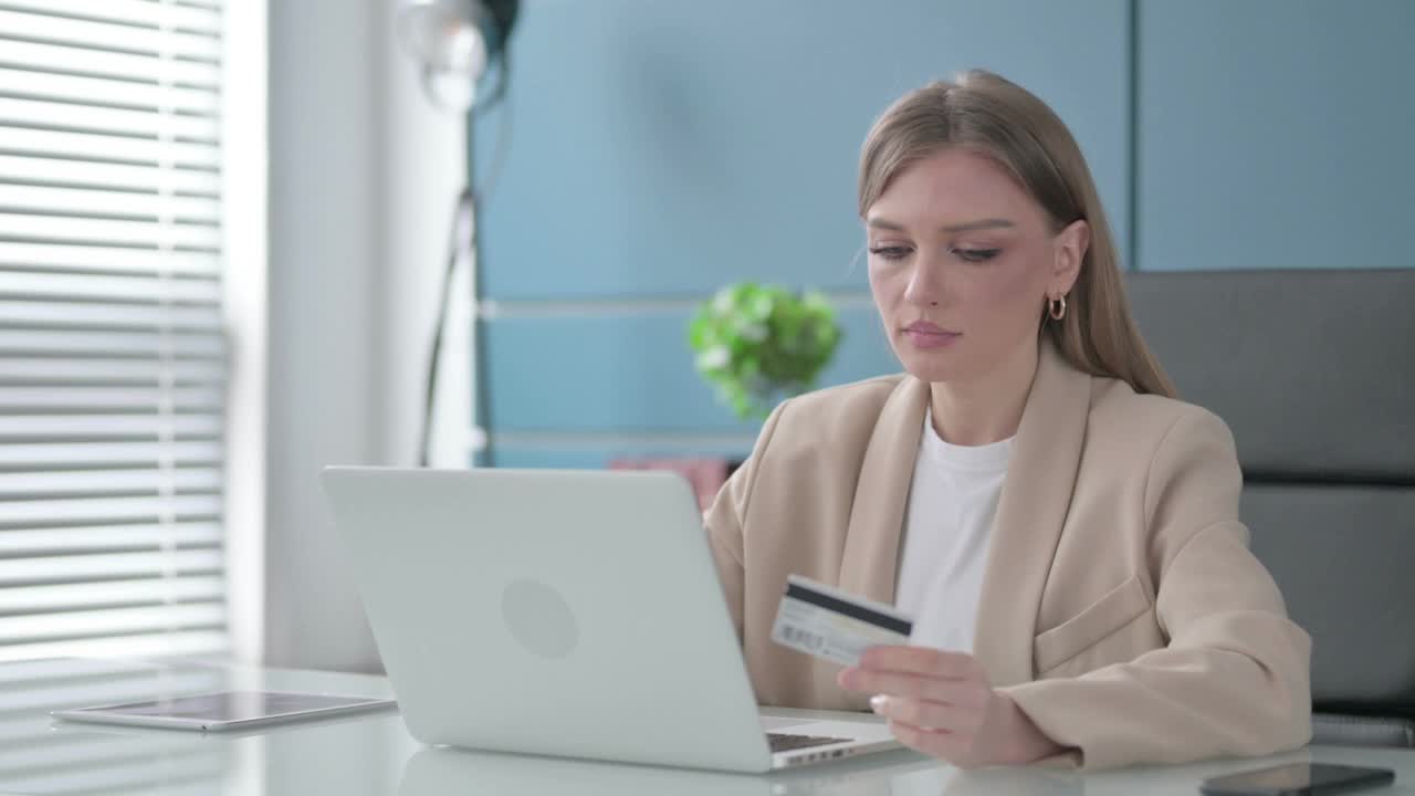 商务女性在工作时使用笔记本电脑在线购物视频素材