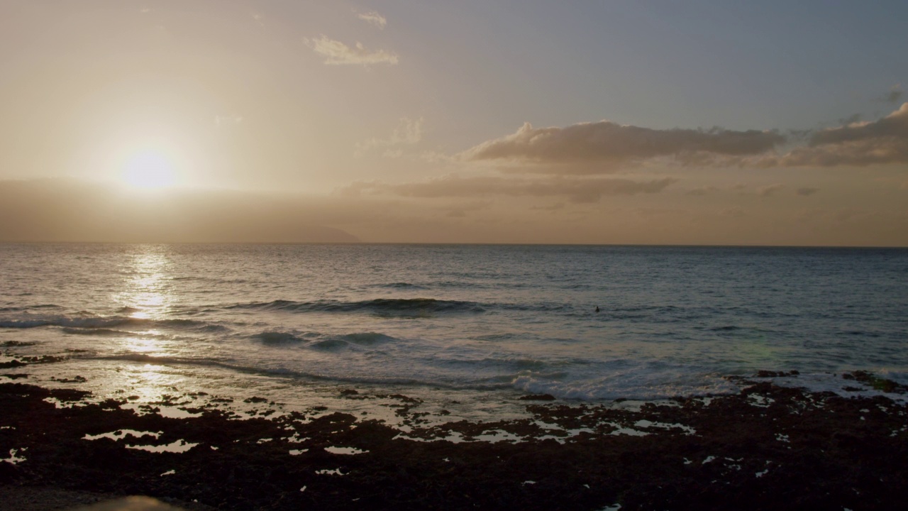 特内里费岛圣地亚哥港日落时的海浪视频素材