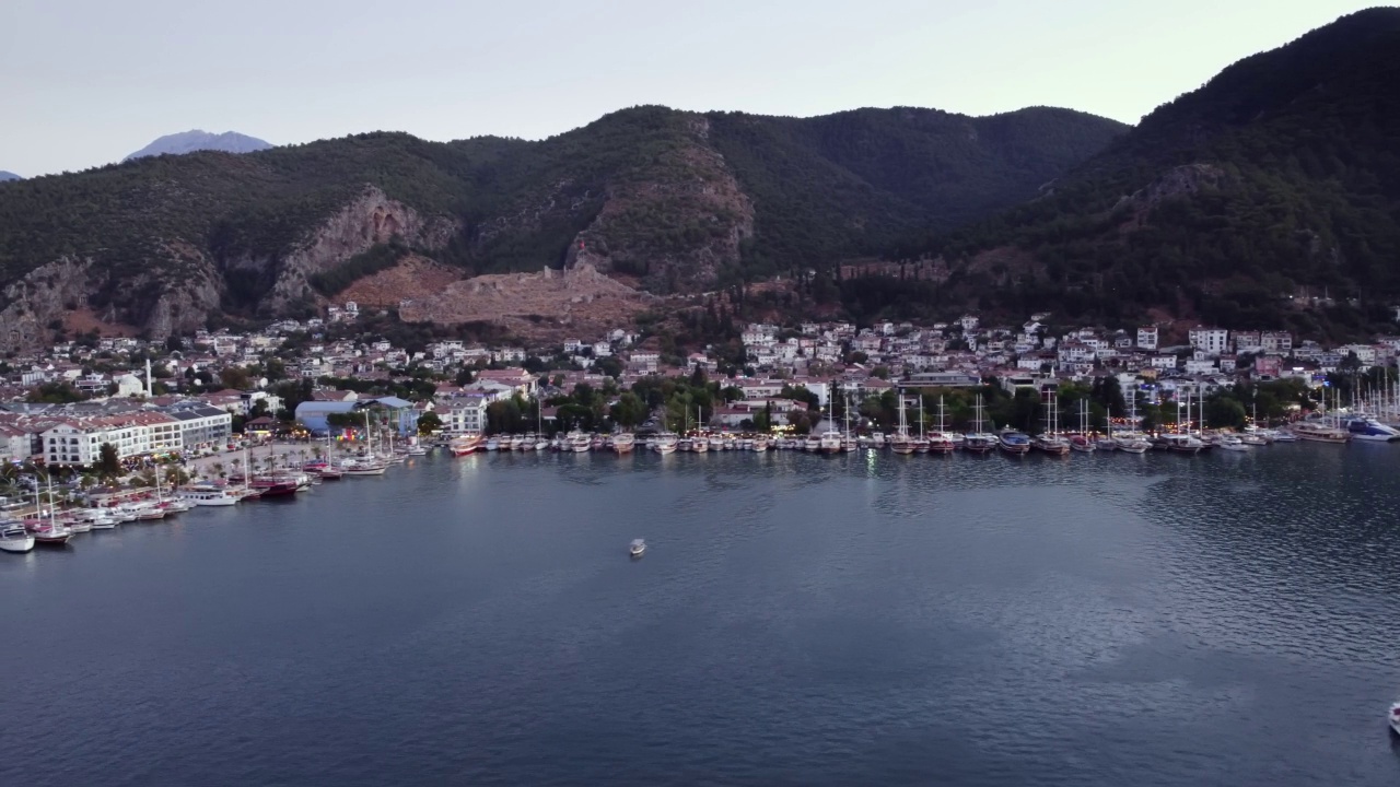 无人机在海边和游船上拍摄了费提耶的城市景观视频下载