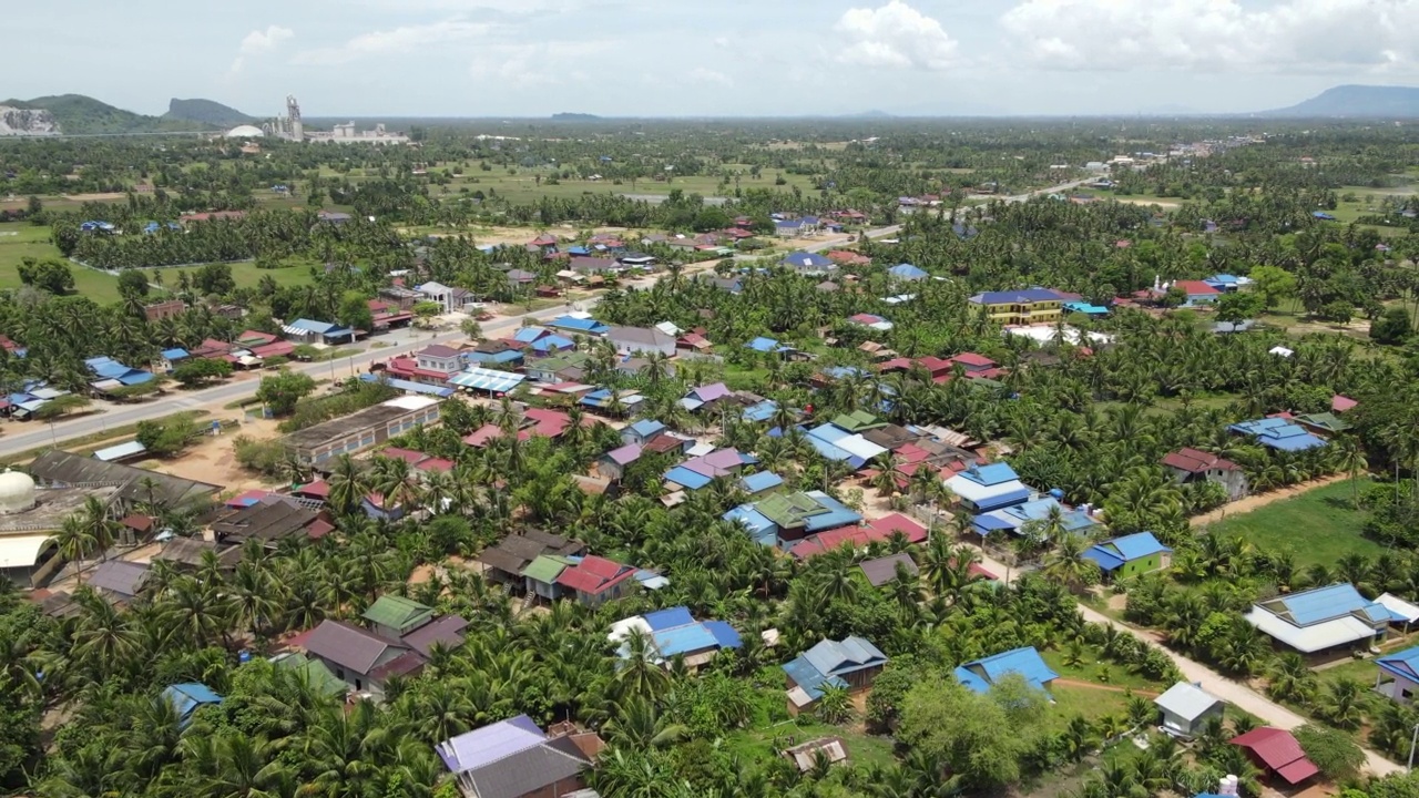 空中旋转轨道拍摄的亚洲村庄沿路边视频素材