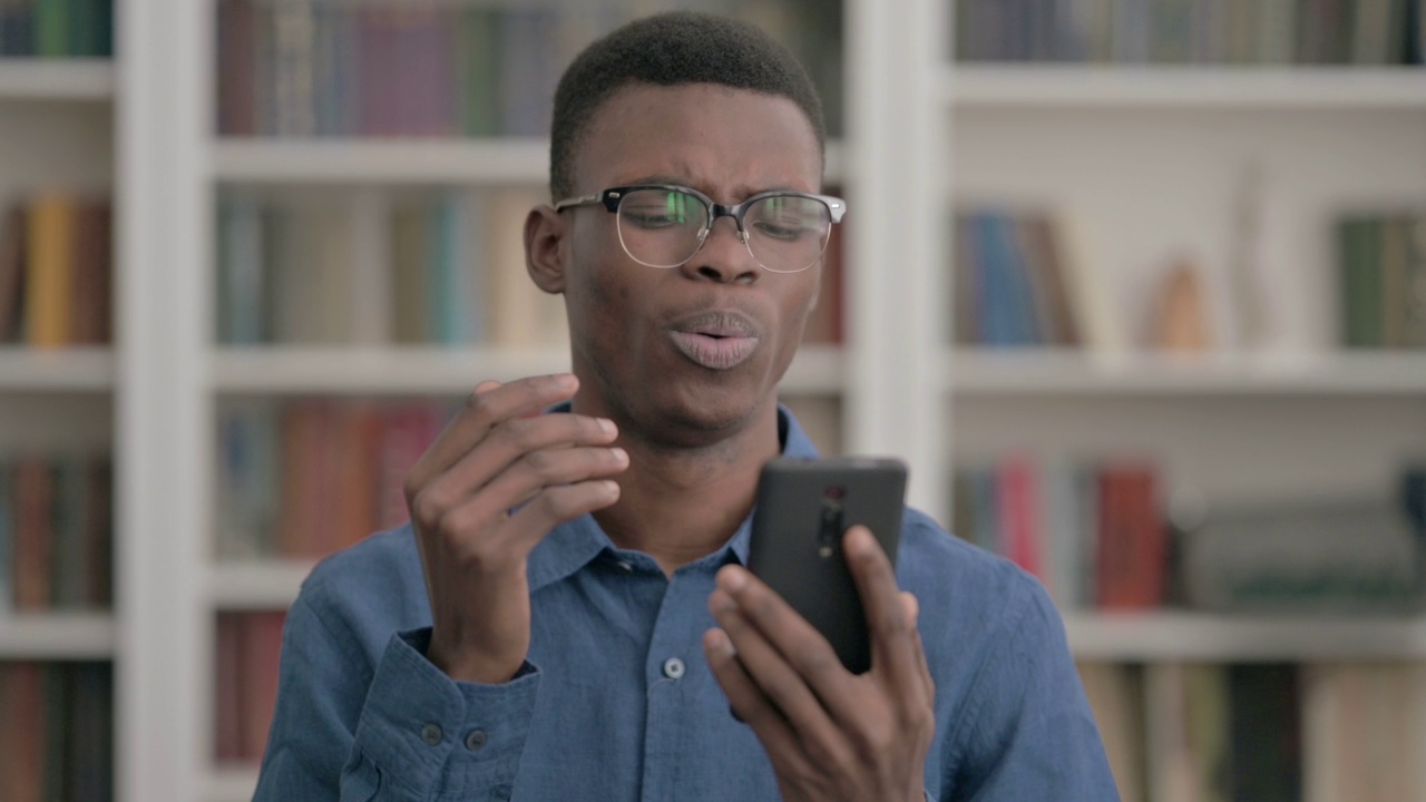 非洲年轻人在智能手机上的“失落视频素材