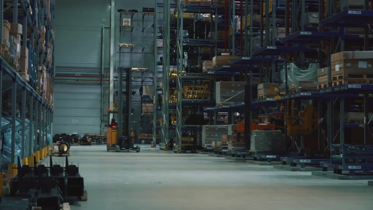 现代化的配送仓库内部，货架上有很多货物视频素材