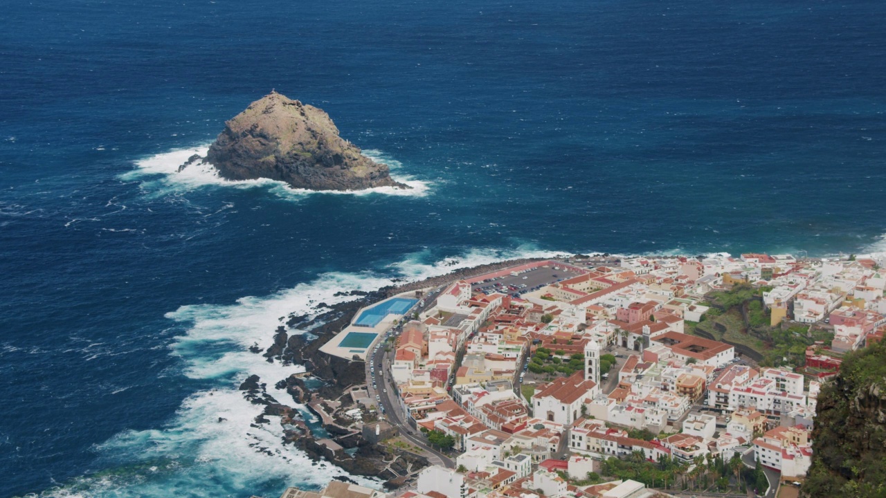 从上面俯瞰加拉奇科镇。位于大西洋北部的特内里费，加那利群岛视频素材