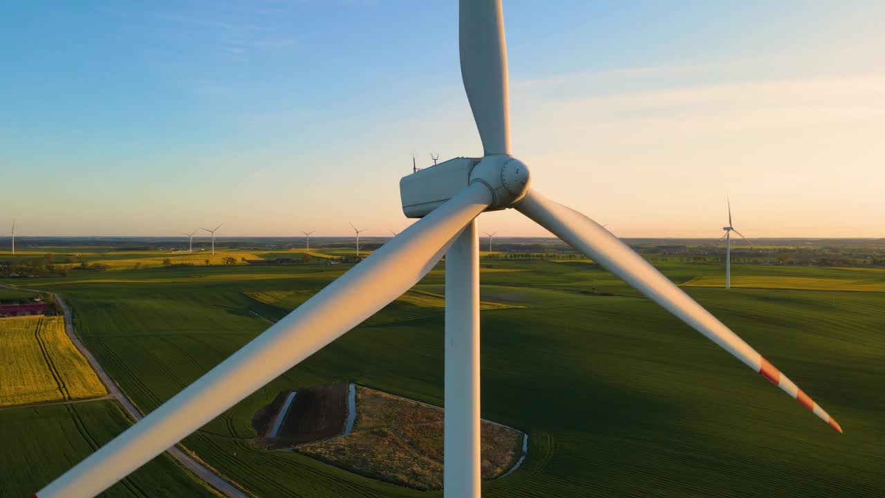 航拍风车在风力作用下旋转，以绿色生态的方式为地球提供可再生能源视频素材