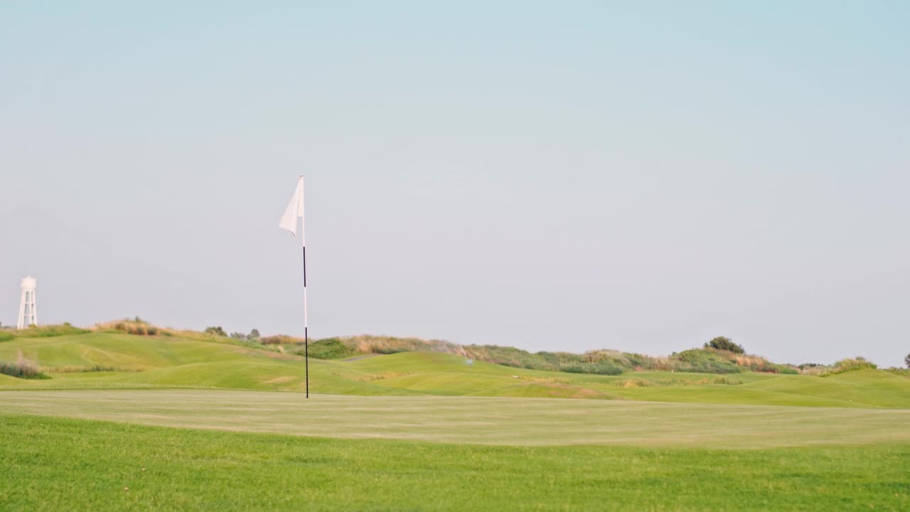 高尔夫球洞上的白旗迎风飘扬视频素材