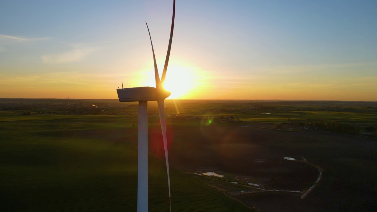 近距离鸟瞰图的风力涡轮机能源生产在日落视频素材