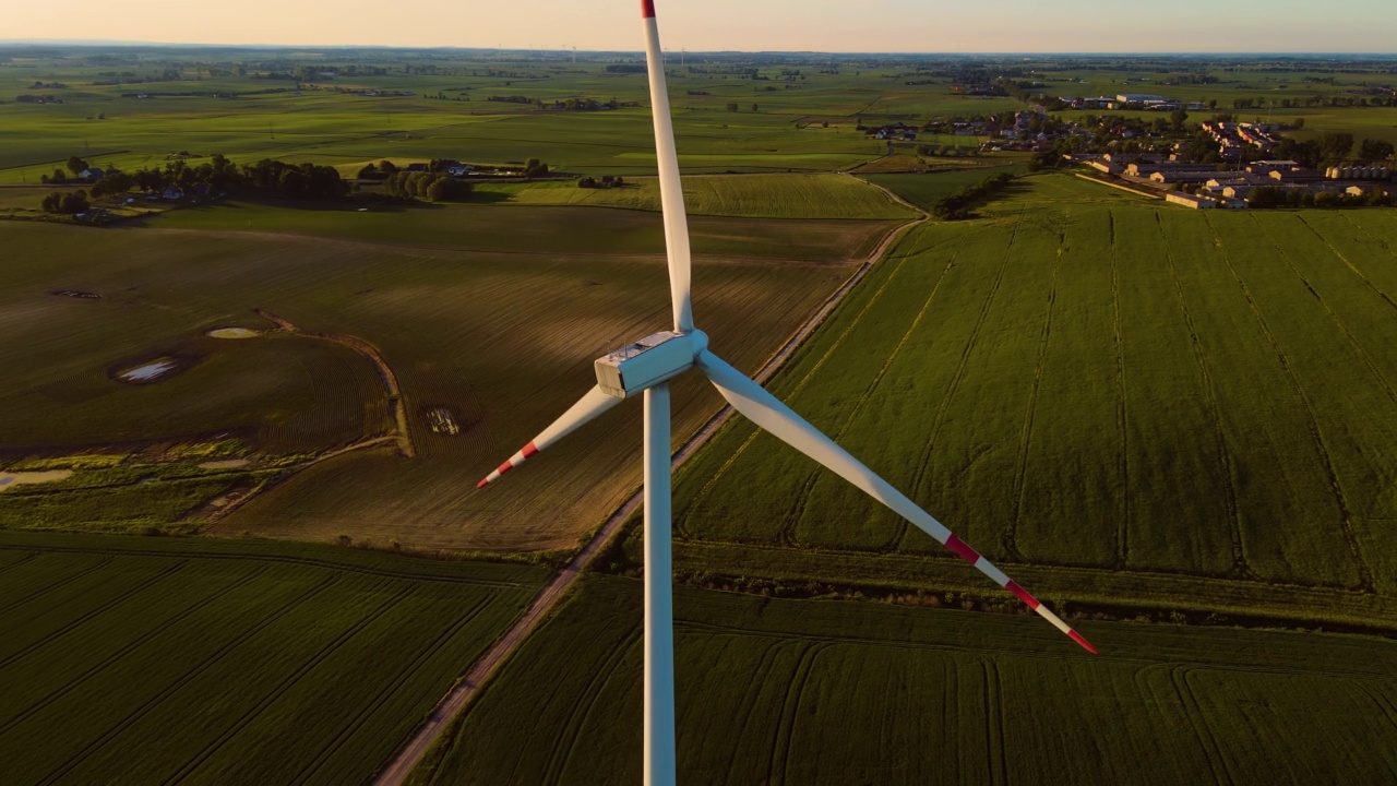 农田风力发电场上的涡轮机，无人机鸟瞰图。电力生产行业视频素材