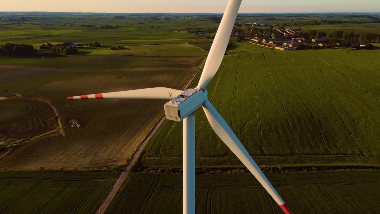 巨大的风车在中欧平坦的农田上运转，产生清洁能源视频素材
