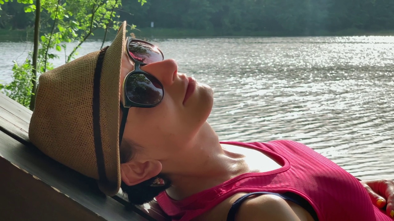 女人在湖上晒日光浴视频下载