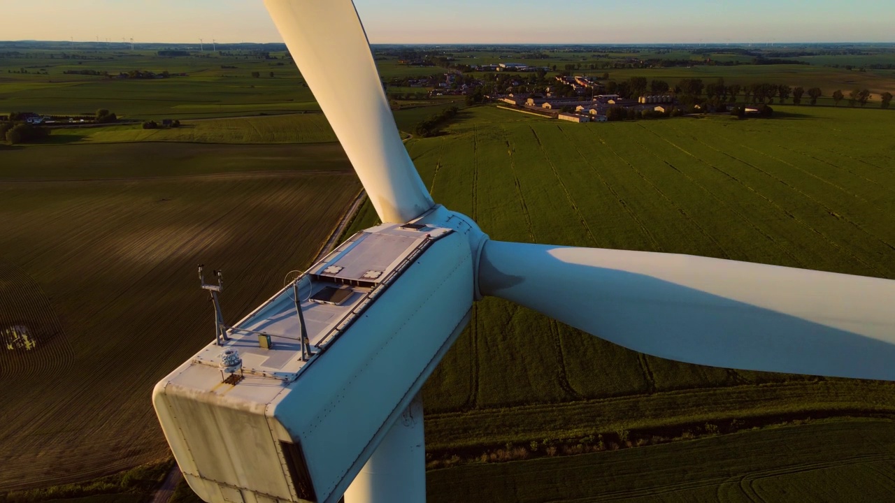 巨大的风车长叶片在中欧平坦的农田上转动，产生清洁能源视频素材