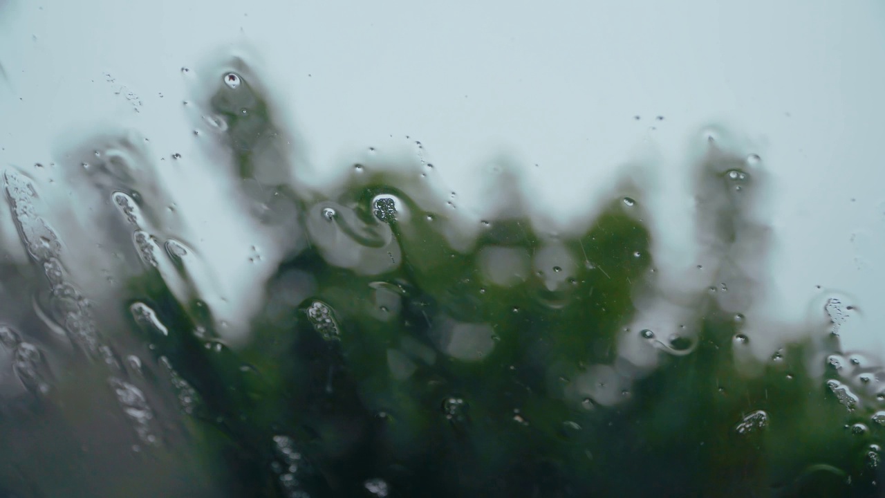 雨滴落在黑暗的天空背景视频素材