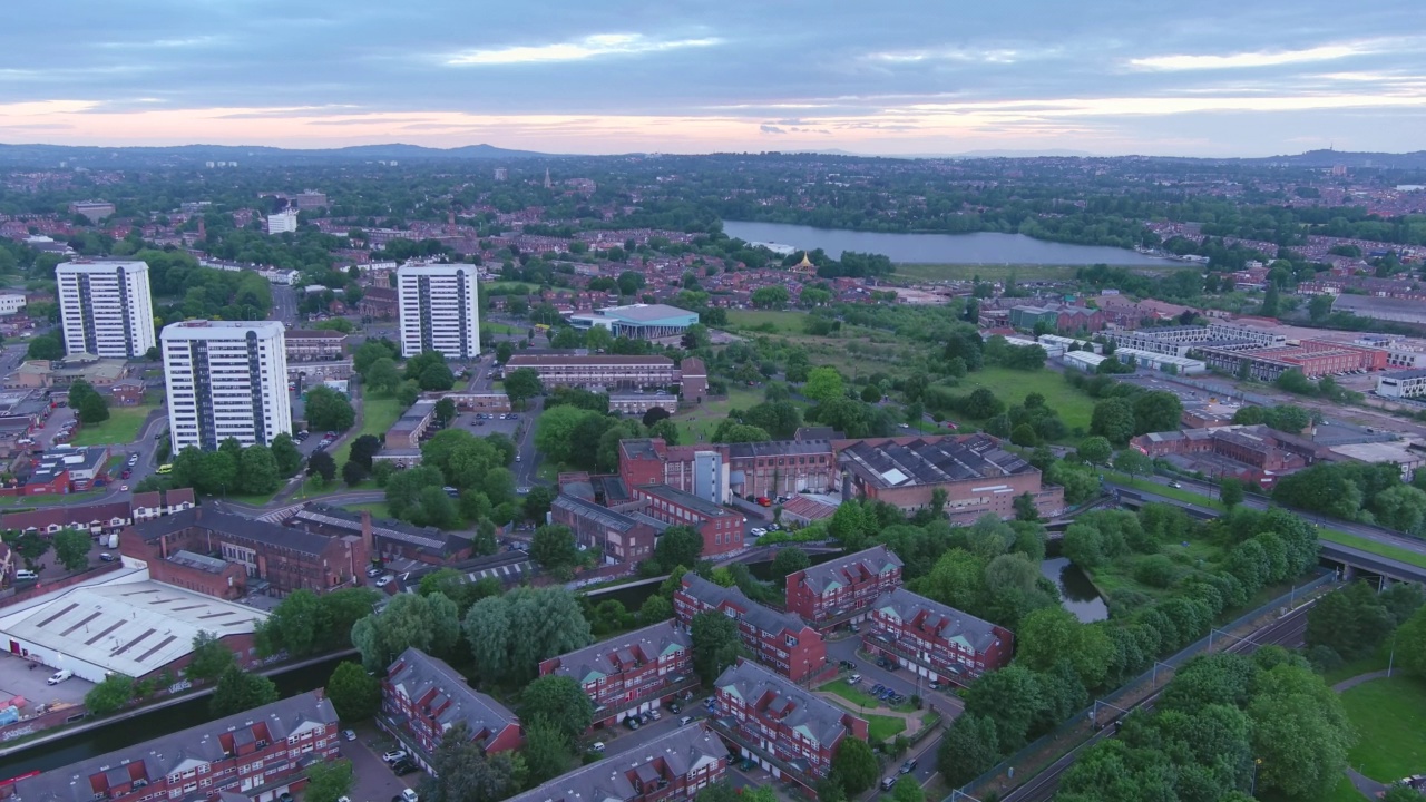 英国伯明翰:日落时英国城市的鸟瞰图——从上面俯瞰英国的全景视频素材