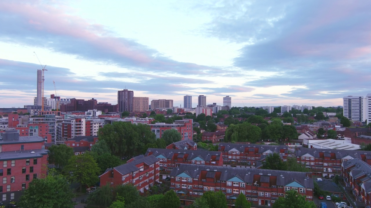 英国伯明翰:日落时英国城市的鸟瞰图——从上面俯瞰英国的全景视频素材
