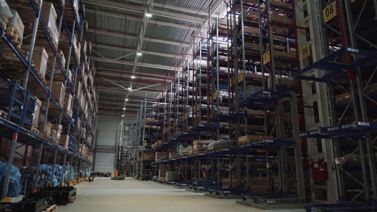 大型的现代化仓库存储与许多货架和货物。运输、贸易、物流概念视频素材