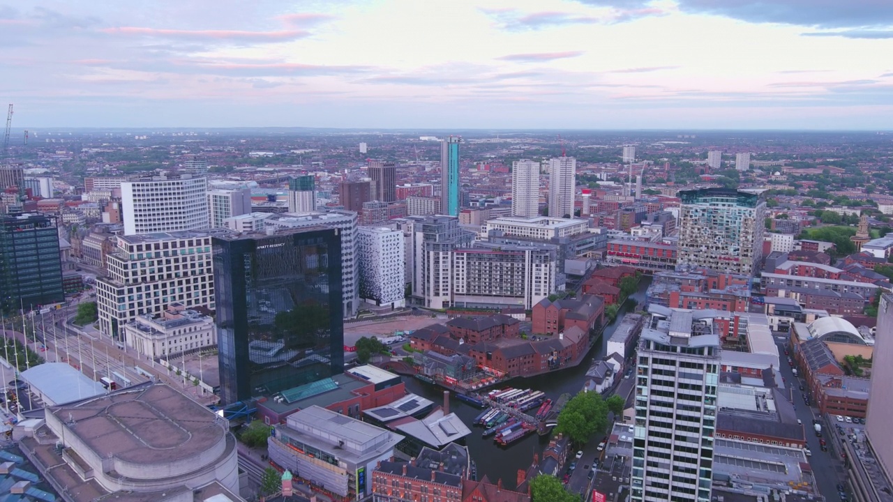 英国伯明翰:英国城市的鸟瞰图，日落时高楼大厦的天际线——从上面俯瞰英国的全景视频素材