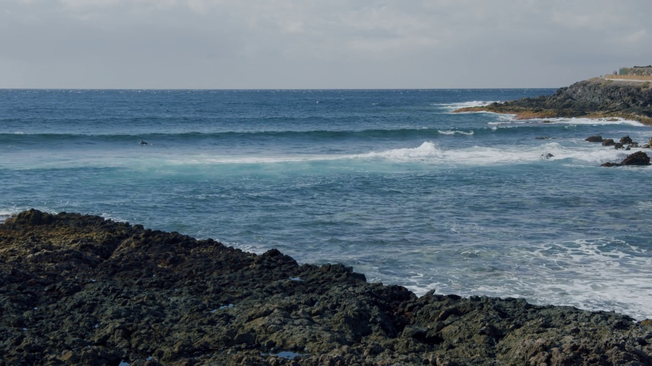 圣地亚哥港，特内里费岛。彭塔布兰卡或彭塔胡安妮塔-冲浪或放松的最好的地方。黑色岩石火山海滩。视频素材