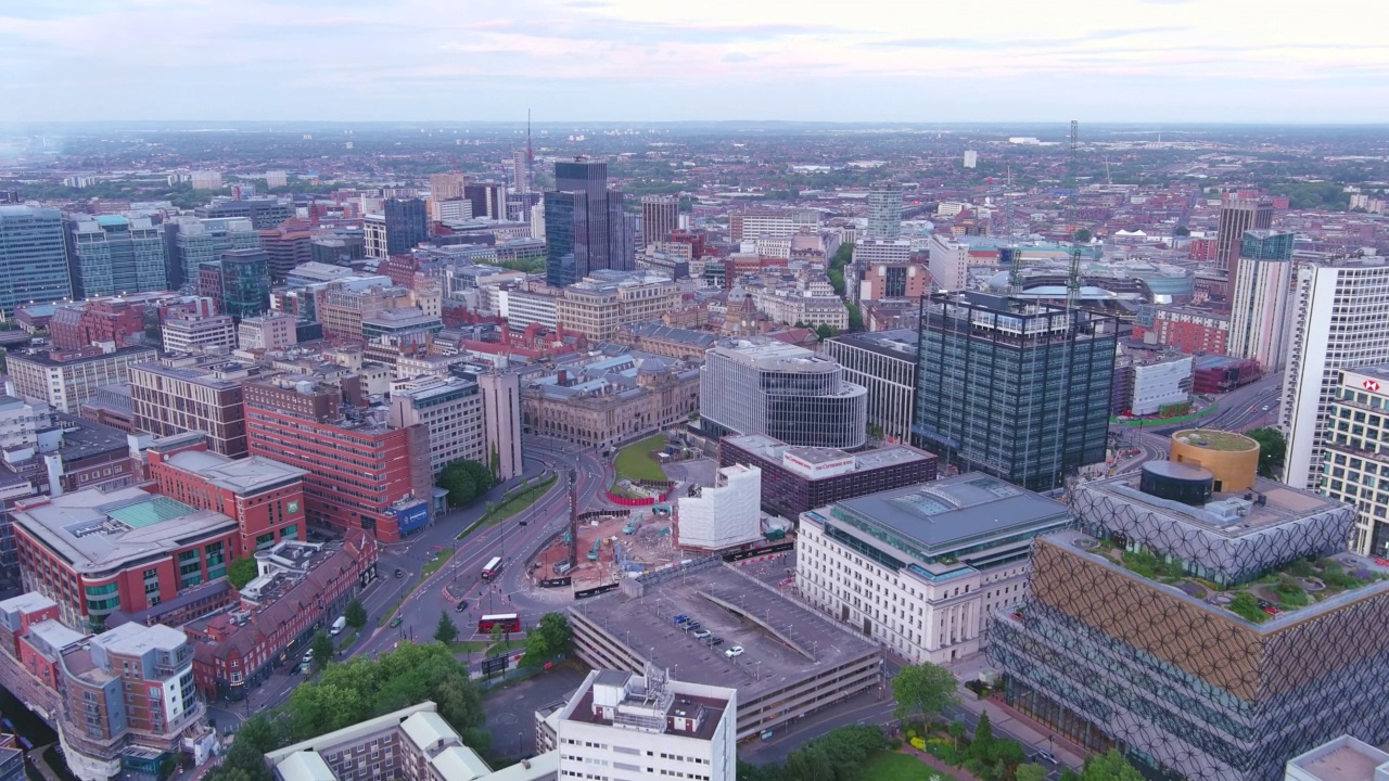 英国伯明翰:英国城市的鸟瞰图，日落时高楼大厦的天际线——从上面俯瞰英国的全景视频素材