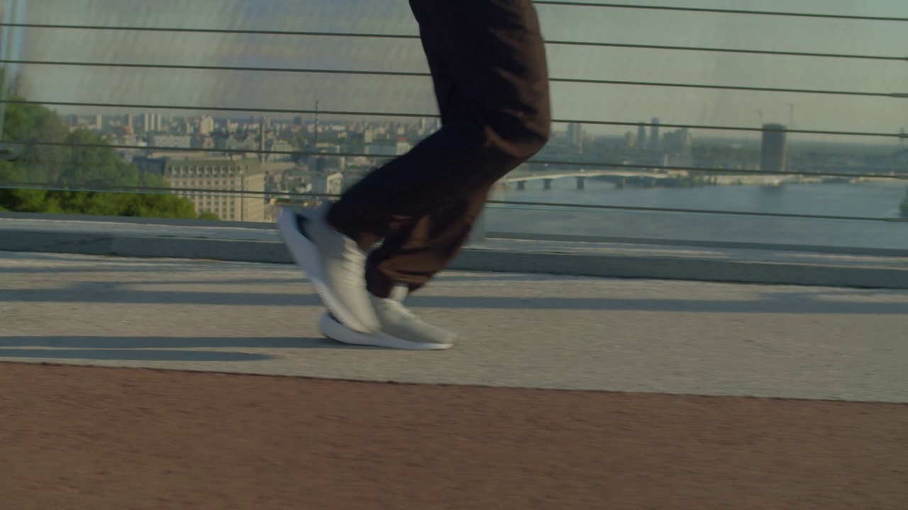 侧面的积极运动健身男子练习晨跑在城市黎明视频素材