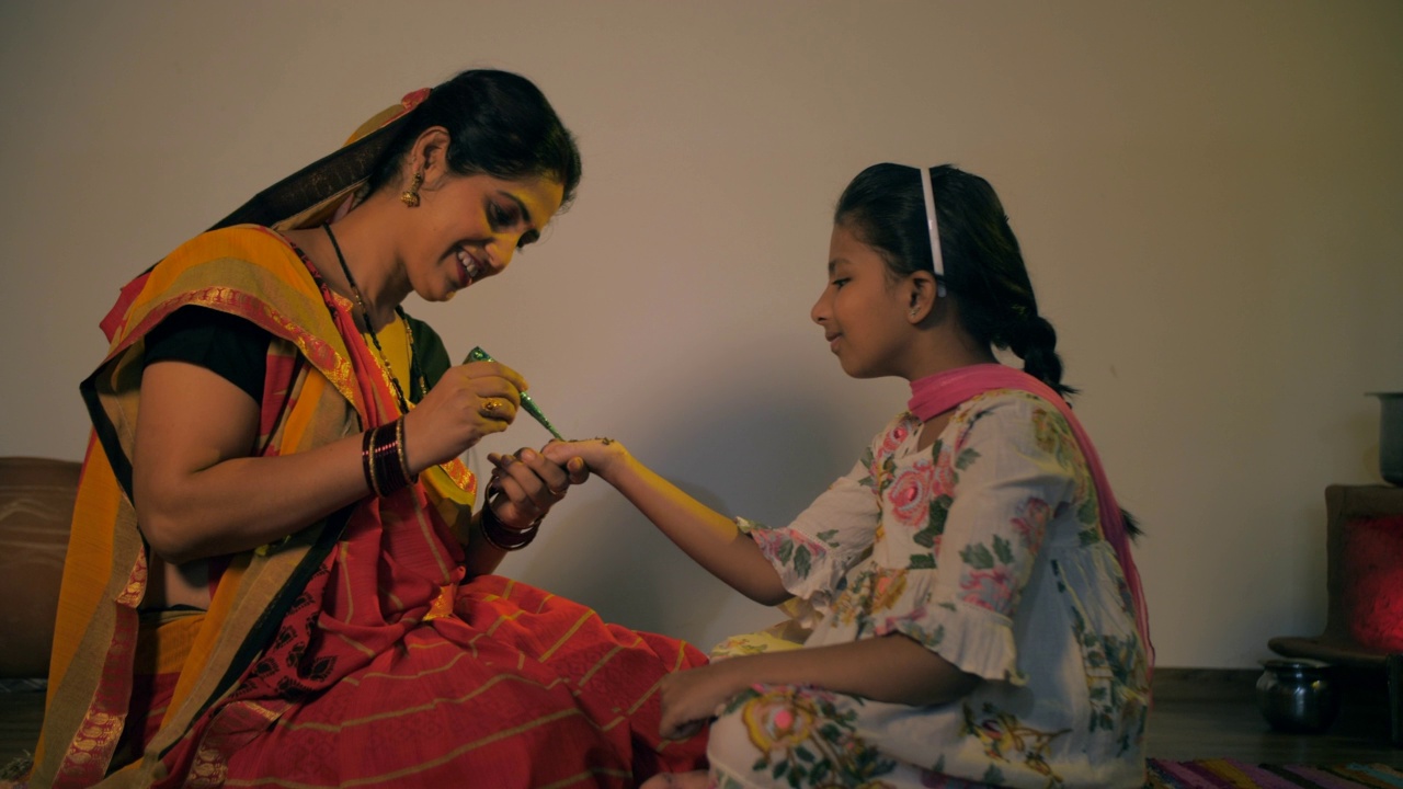 乡村妇女在孩子的手-母亲和女儿的联系上使用Mehendi视频素材