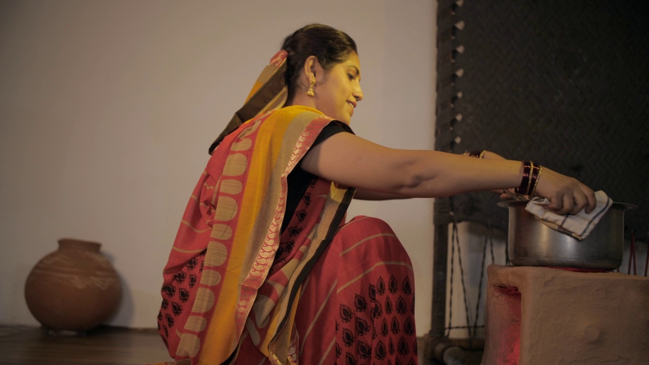 印度传统的母亲在锅村快乐地烹饪食物的生活理念视频素材
