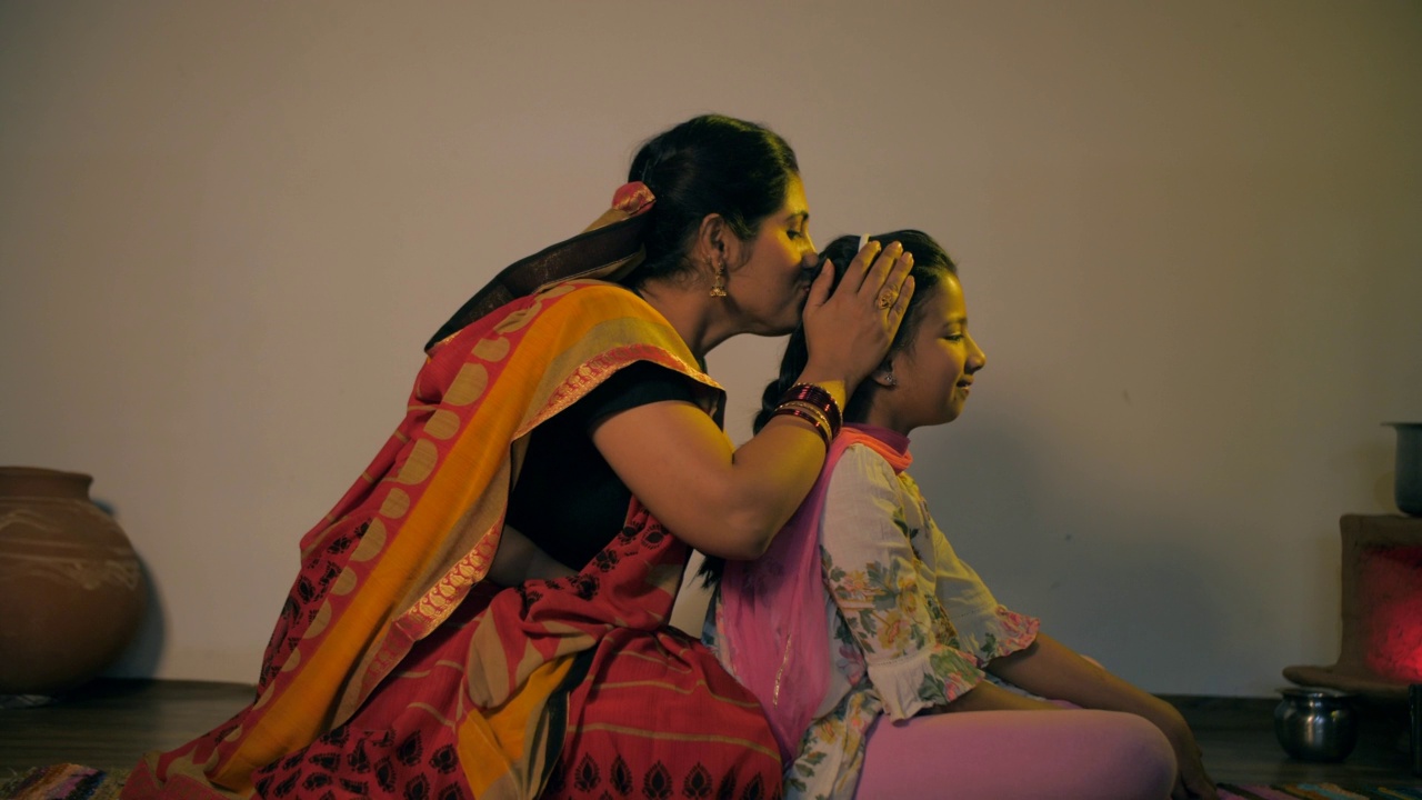 快乐的印度家庭主妇编织孩子的头发-母女关系视频素材