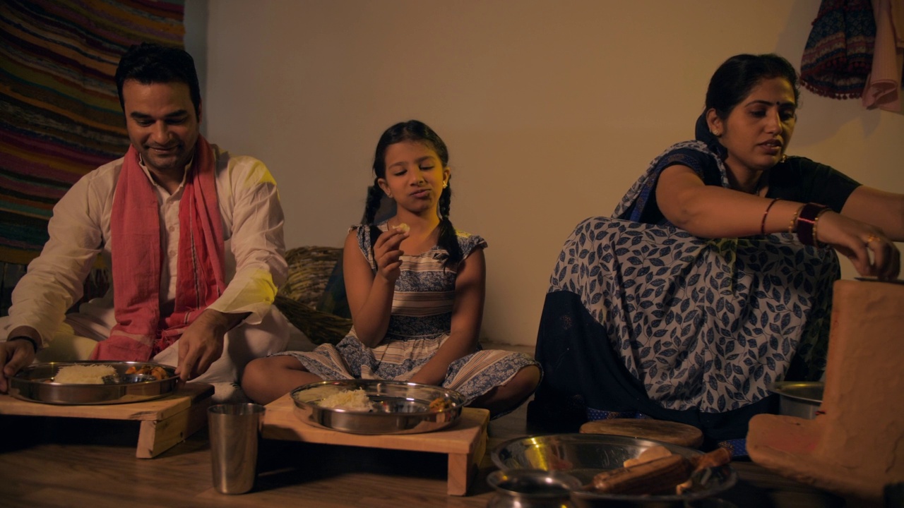 乡村风景——美丽的印度家庭主妇为家人提供美味的食物视频素材
