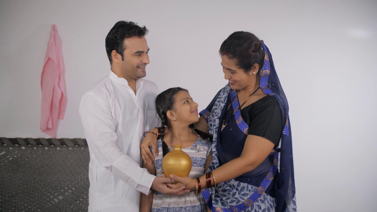 幸福的印度村家庭存钱——储蓄罐，理财安全，理财规划视频素材