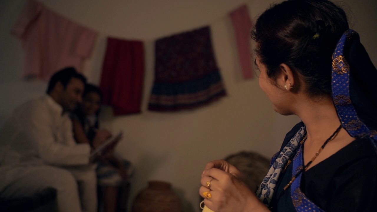 美丽的印度女人在家里织毛料衣服——印度农村的家，业余爱好，家庭主妇的副业视频素材