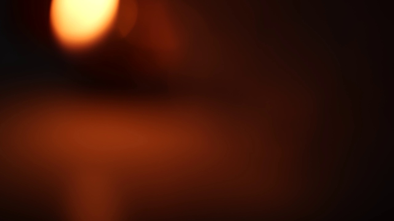 橙色抽象散景打火机火焰光设置在黑色背景。慢动作，没有人视频素材