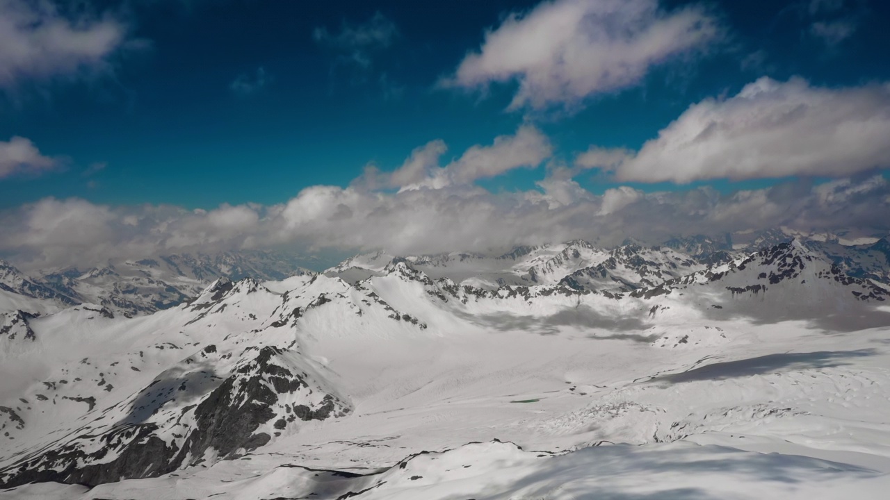 在美丽的雪峰和冰川上飞越山云。视频素材