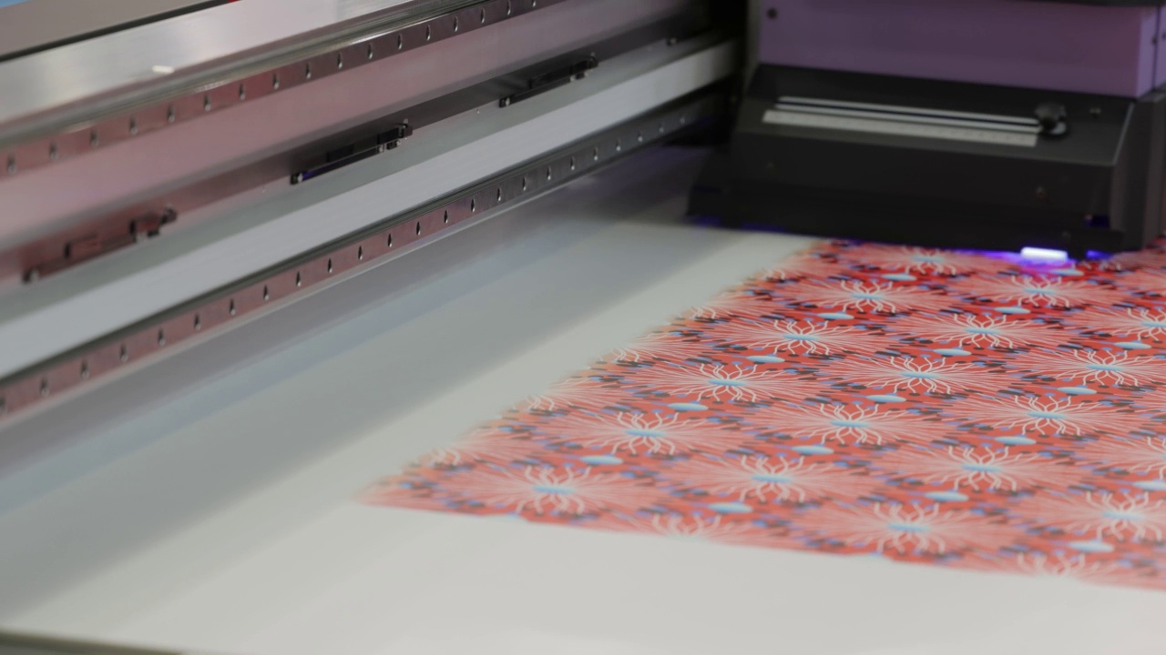 现代数码大型UV打印机。印刷生产技术。UV钉扎是将低强度的紫外线照射到UV固化油墨上的过程视频素材