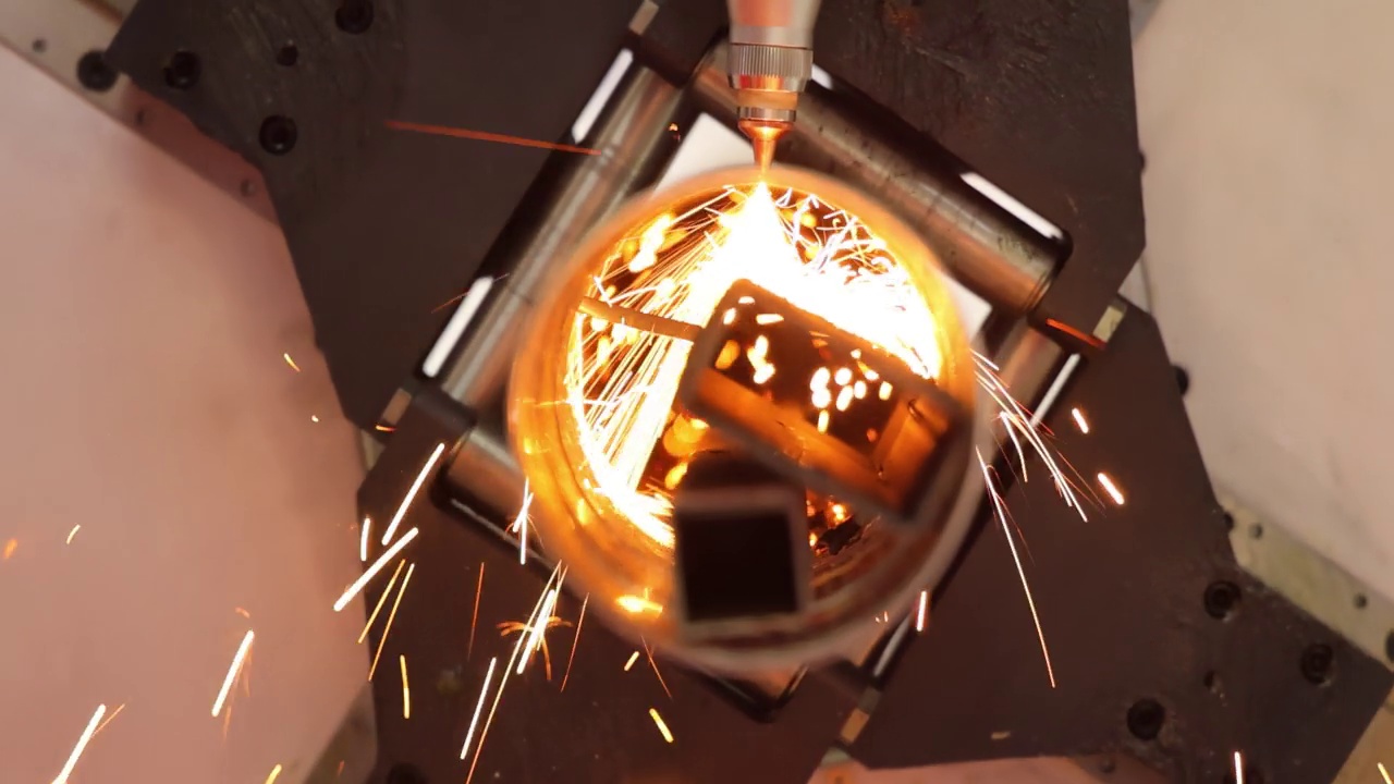 数控激光切割金属，现代工业技术。视频素材