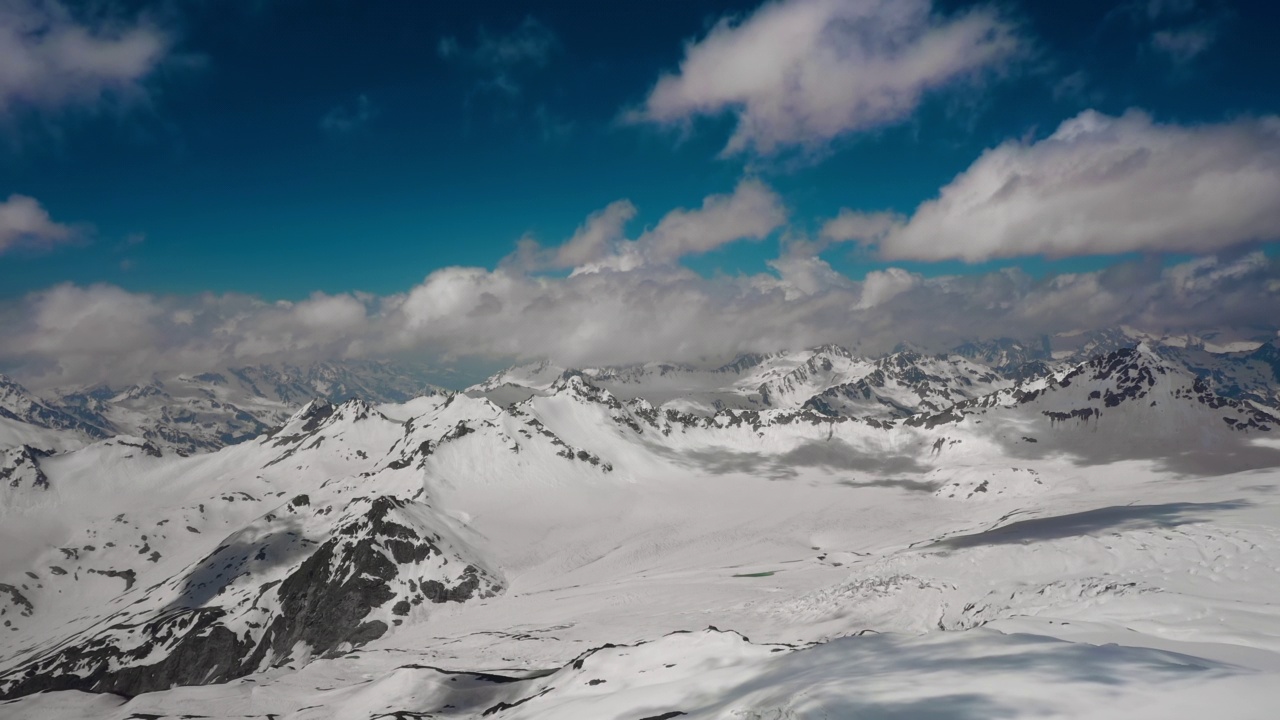 在美丽的雪峰和冰川上飞越山云。视频素材