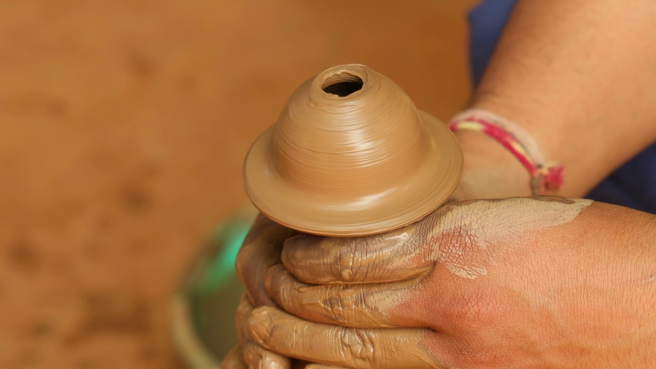 工作中的陶工制作陶瓷盘子。印度拉贾斯坦邦。视频素材