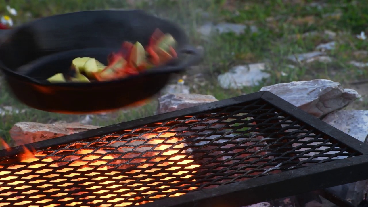 在营火上用铸铁煎锅烹饪视频素材