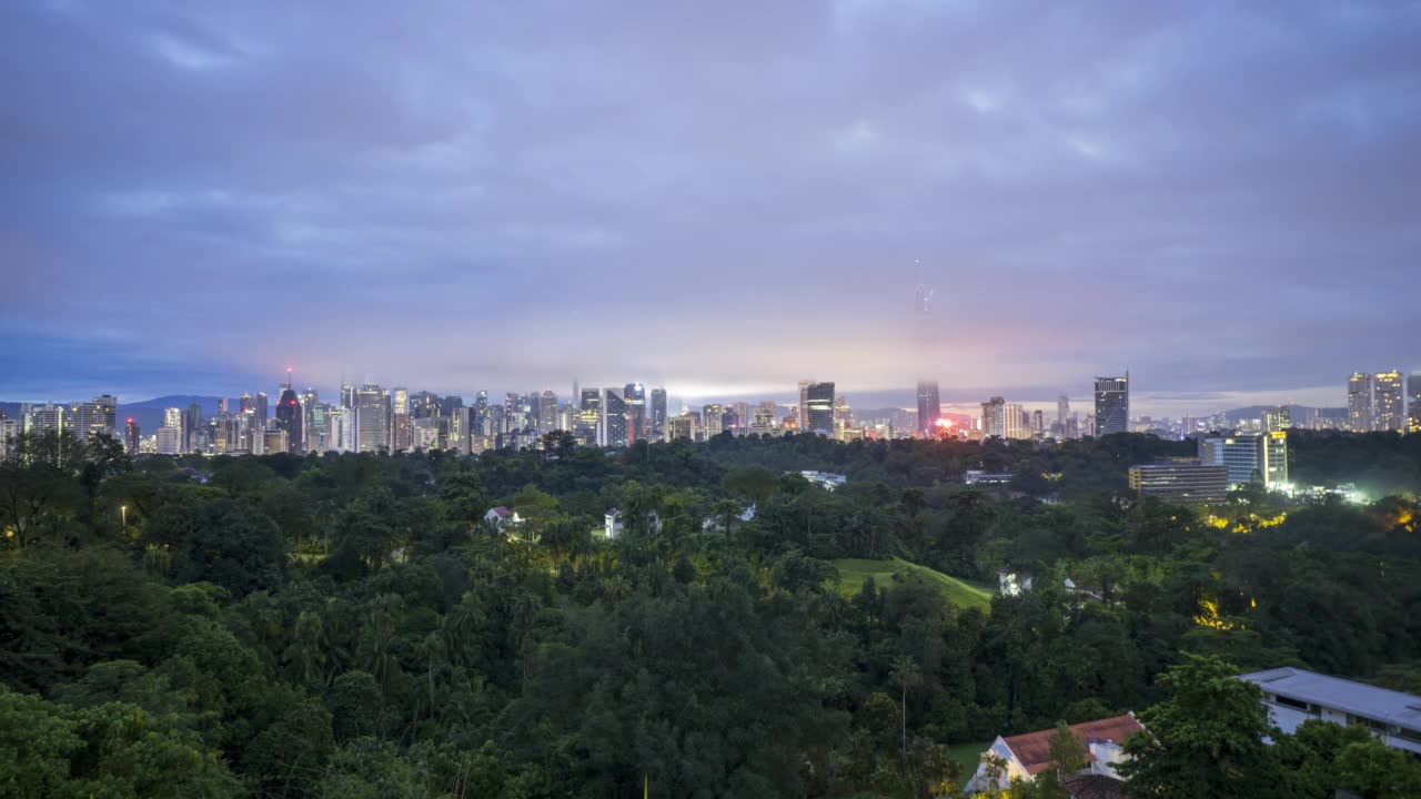 吉隆坡城市天际线地平线上日出的时间流逝。放大视频素材