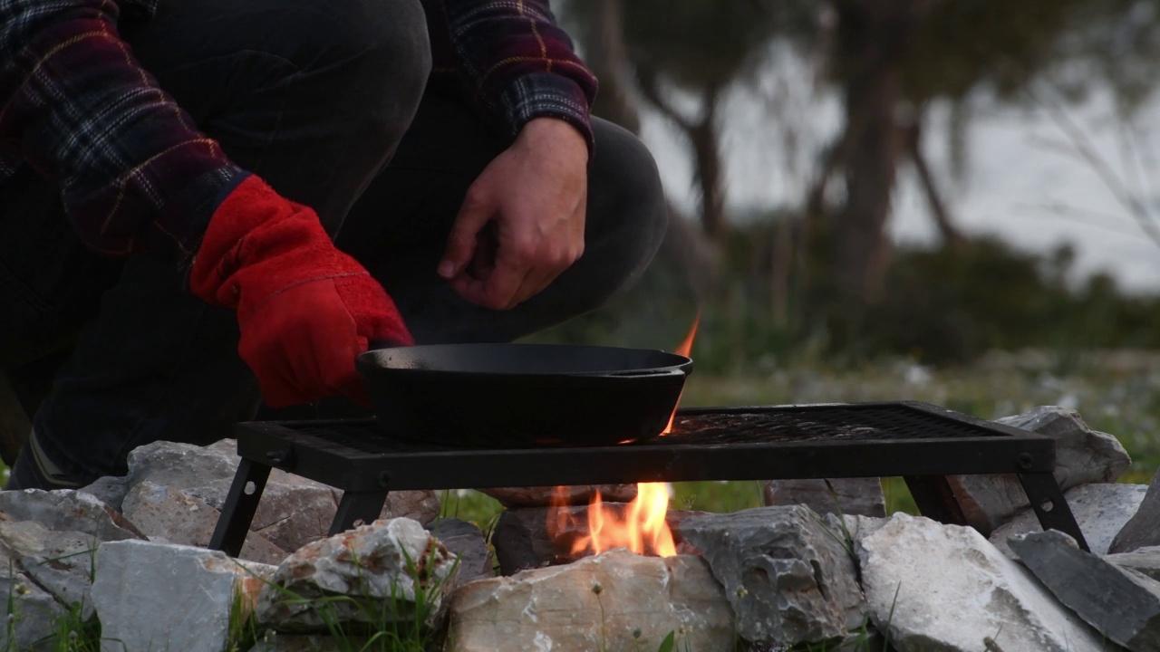 在营火上用铸铁煎锅烹饪视频素材