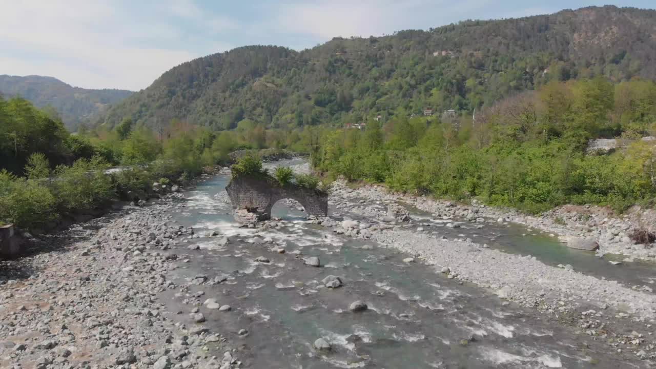 飞过一条在山巅奔流的河流视频素材