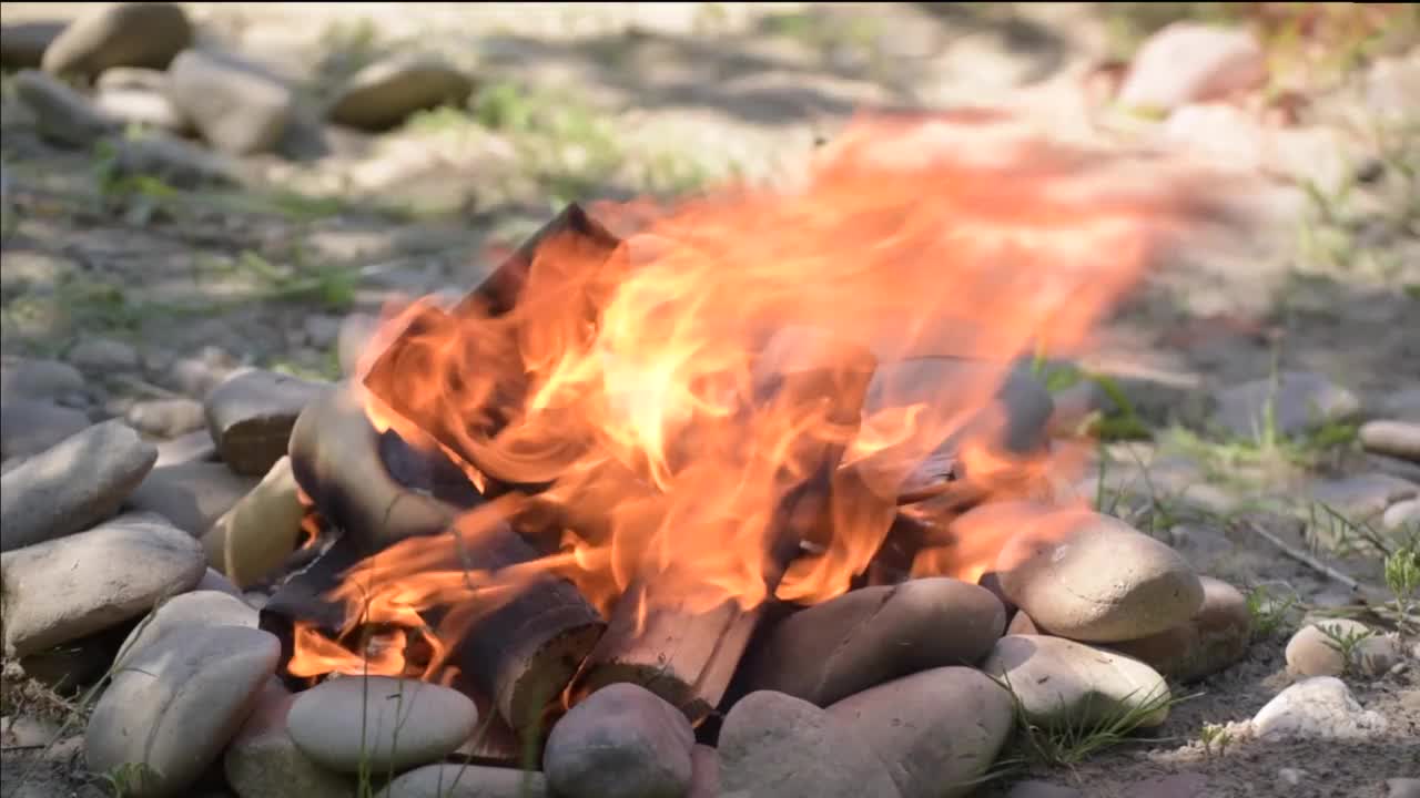 夏日山河岸边的篝火视频素材