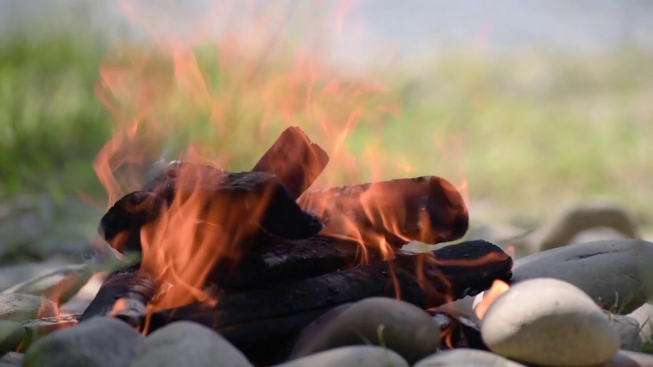 夏日山河岸边的篝火视频素材