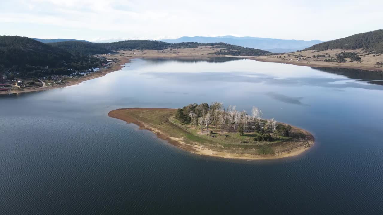 保加利亚巴塔克水库的岛屿鸟瞰图视频素材