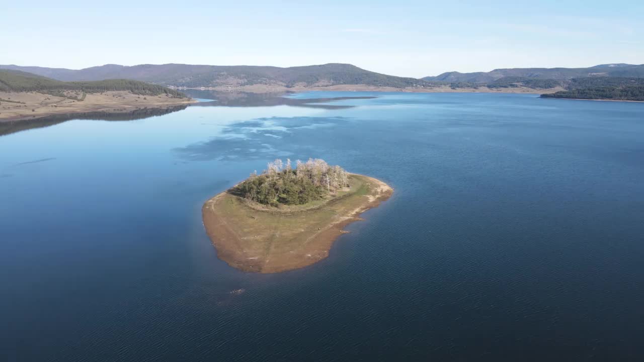保加利亚巴塔克水库的岛屿鸟瞰图视频素材