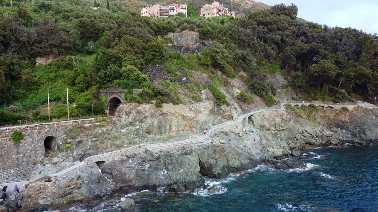 欧洲，意大利，利古里亚，弗拉姆拉-无人机航拍步行的方式的海洋或Via del Mare附近五渔村-港口和西亚米亚最大的悬崖岩石利古里亚，铁路火车视频素材