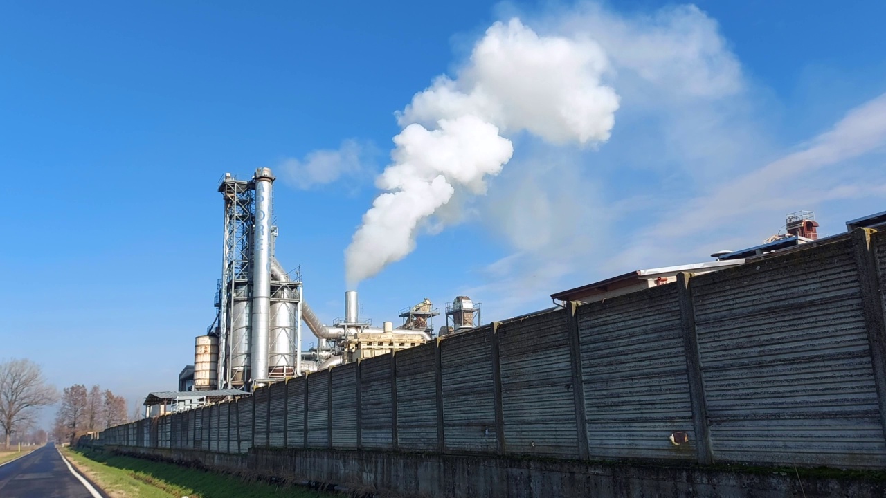 欧洲，意大利，Broni, 2021年2月——乡村工厂的烟囱排放出生产过程中的白色烟雾——水蒸气和环境污染视频素材