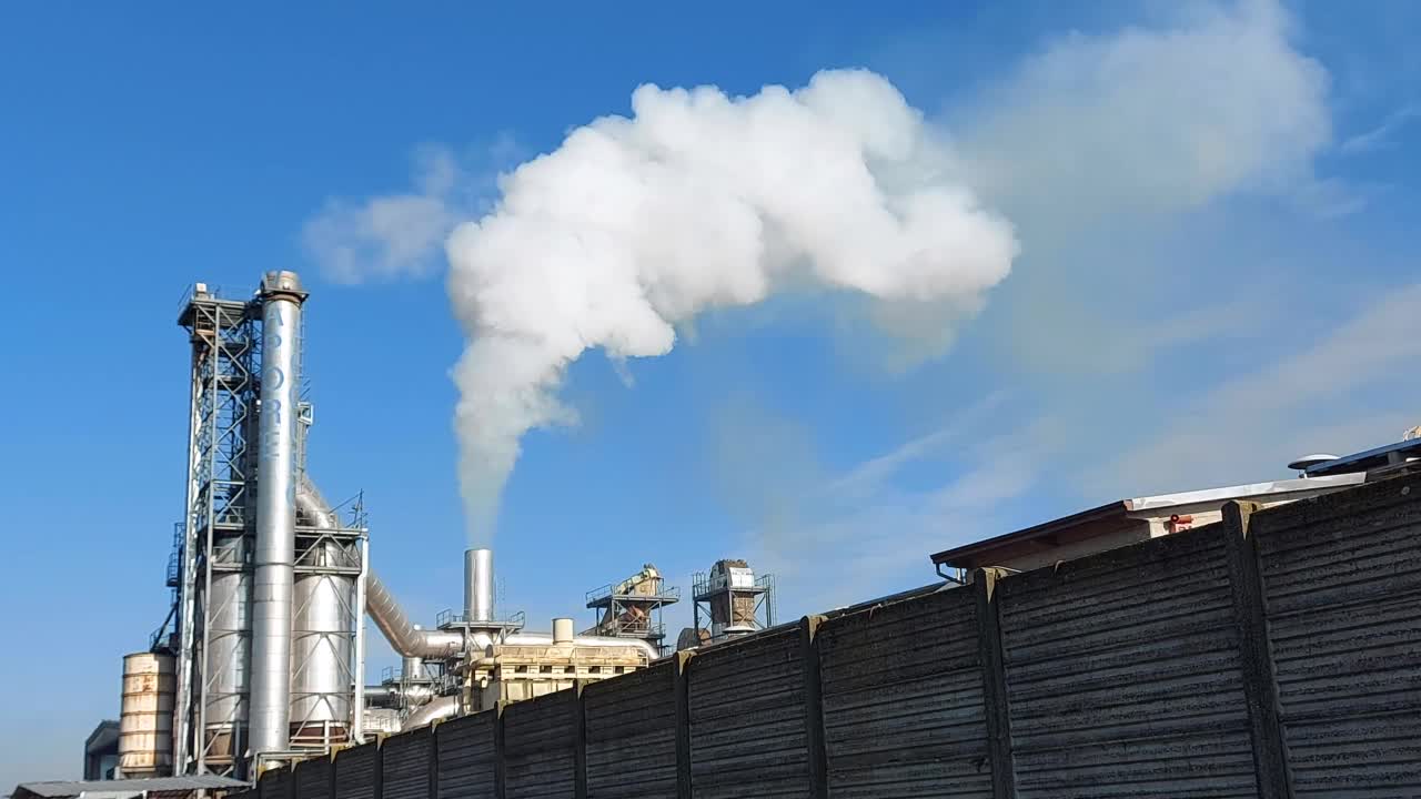 欧洲，意大利，Broni, 2021年2月——乡村工厂的烟囱排放出生产过程中的白色烟雾——水蒸气和环境污染视频素材