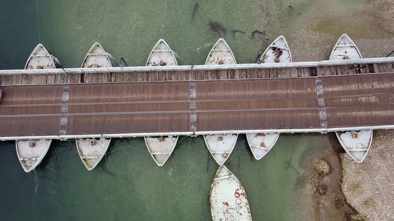 2021年2月，欧洲，意大利，贝雷瓜尔多——无人机在帕维亚附近的提契诺自然公园(Ponte delle barche chiatte)的船上看到危险的木桥——汽车和人正在过河视频素材