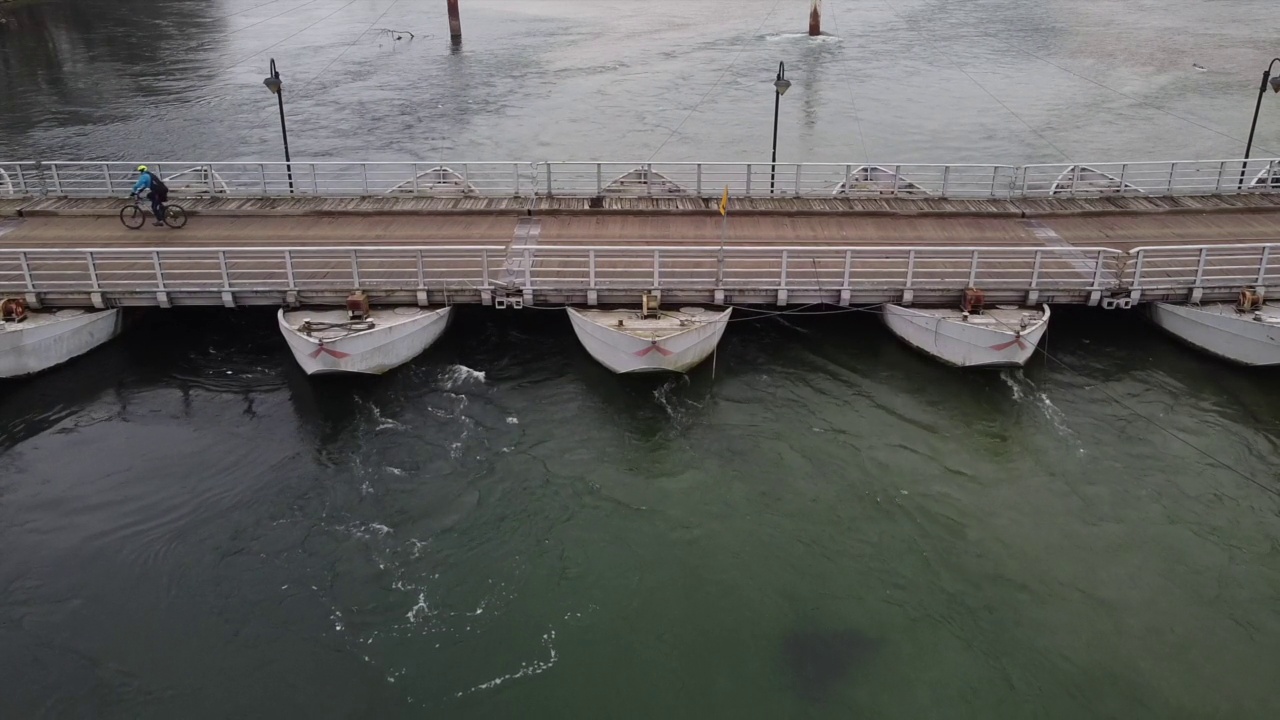 2021年2月，欧洲，意大利，贝雷瓜尔多——无人机在帕维亚附近的提契诺自然公园(Ponte delle barche chiatte)的船上看到危险的木桥——汽车和人正在过河视频素材