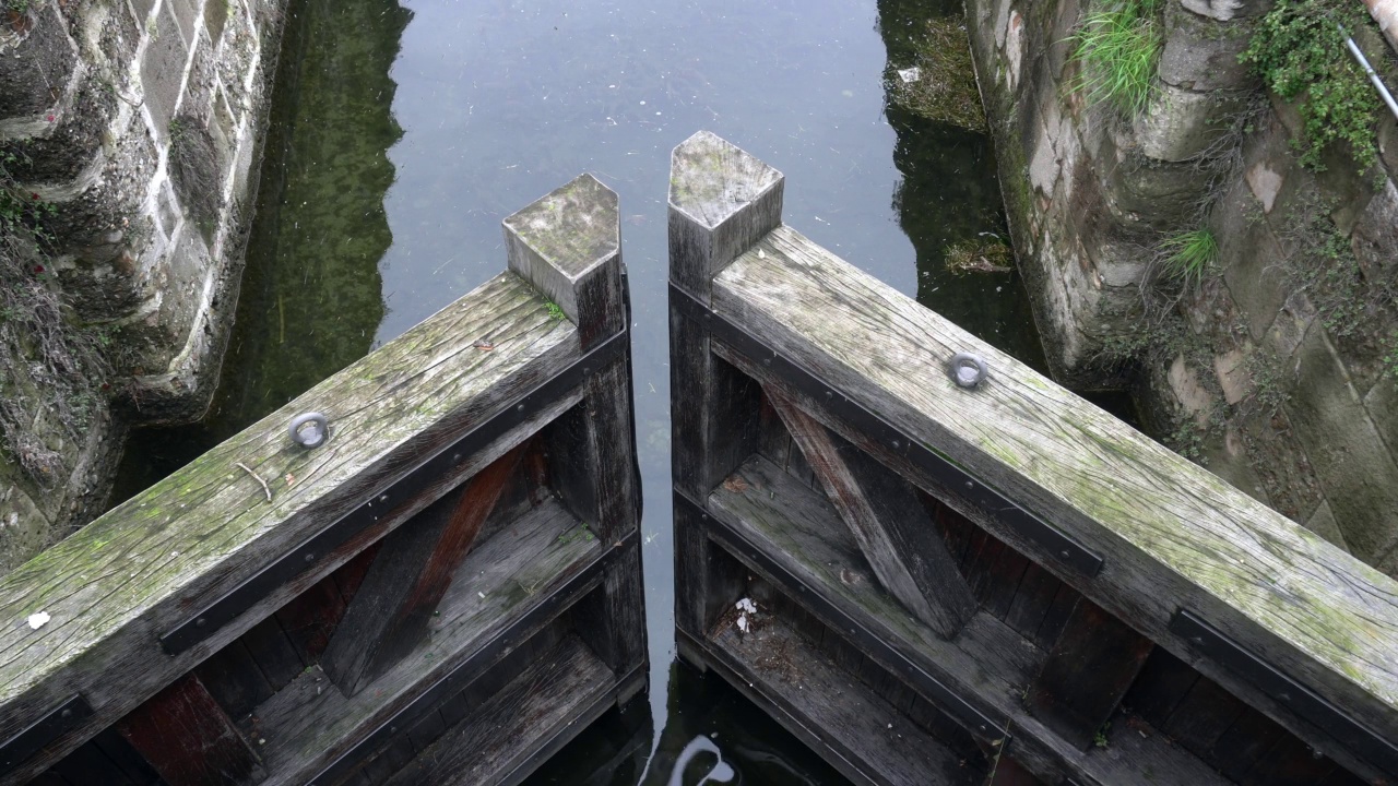 2021年2月，欧洲，意大利，米兰——莱昂纳多·达·芬奇在新冠肺炎疫情封锁期间关闭了纳威利运河的水坝建设——市中心没有游客视频素材