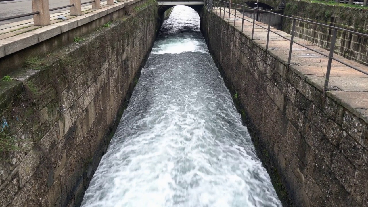 2021年2月，欧洲，意大利，米兰——莱昂纳多·达·芬奇在新冠肺炎疫情封锁期间关闭了纳威利运河的水坝建设——市中心没有游客视频素材